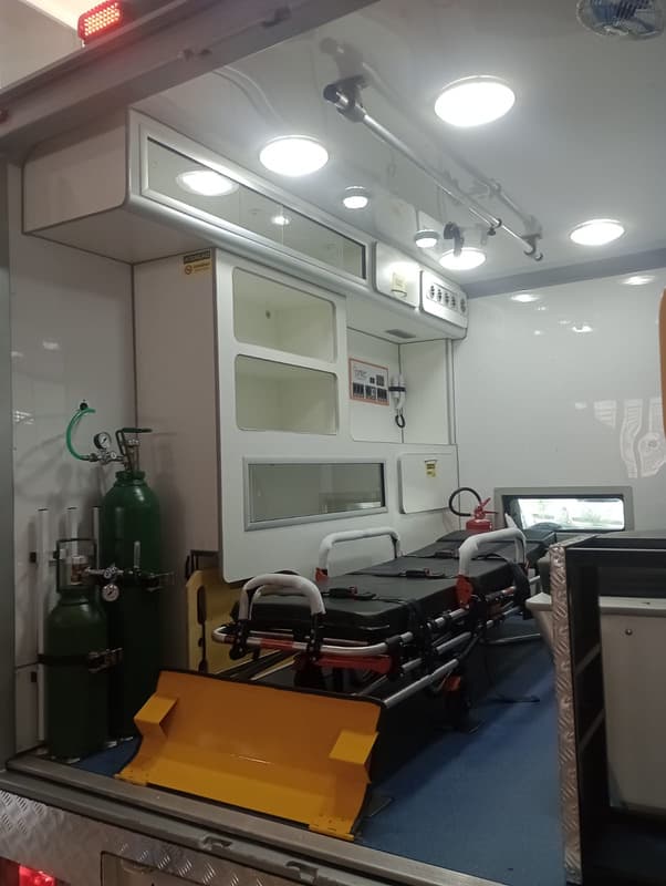 Interior da ambulância Tipo A — Ambulância de Transporte