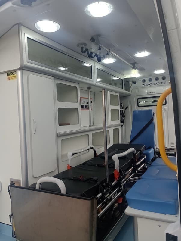 Interior da ambulância Tipo B — Suporte Básico de Vida