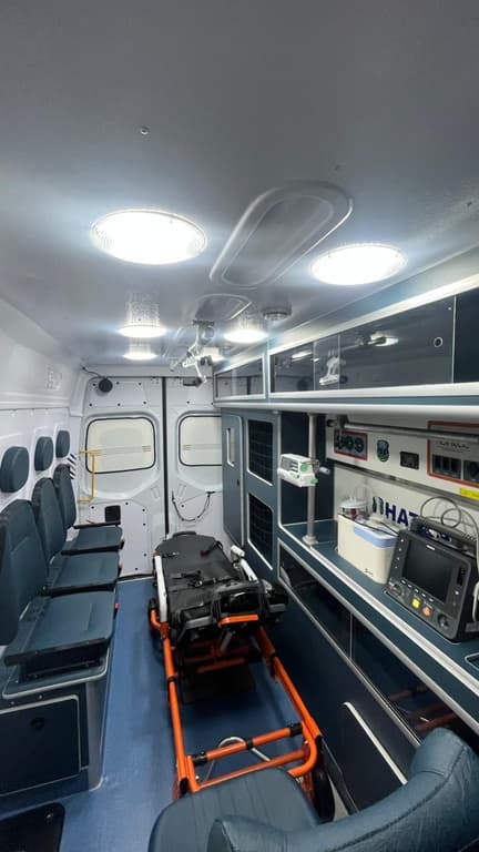 Interior da ambulância Tipo C — Unidade de Resgate