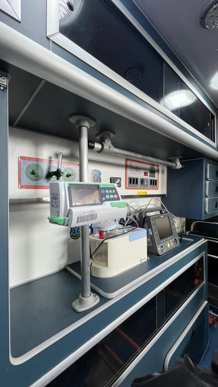 Detalhe interno da ambulância Tipo C