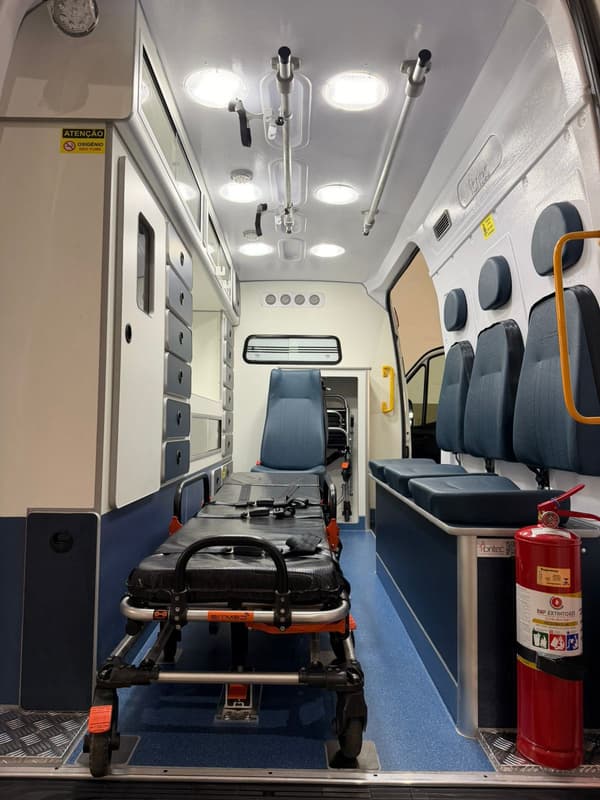 Interior da ambulância Tipo D — UTI Móvel · Suporte Avançado de Vida