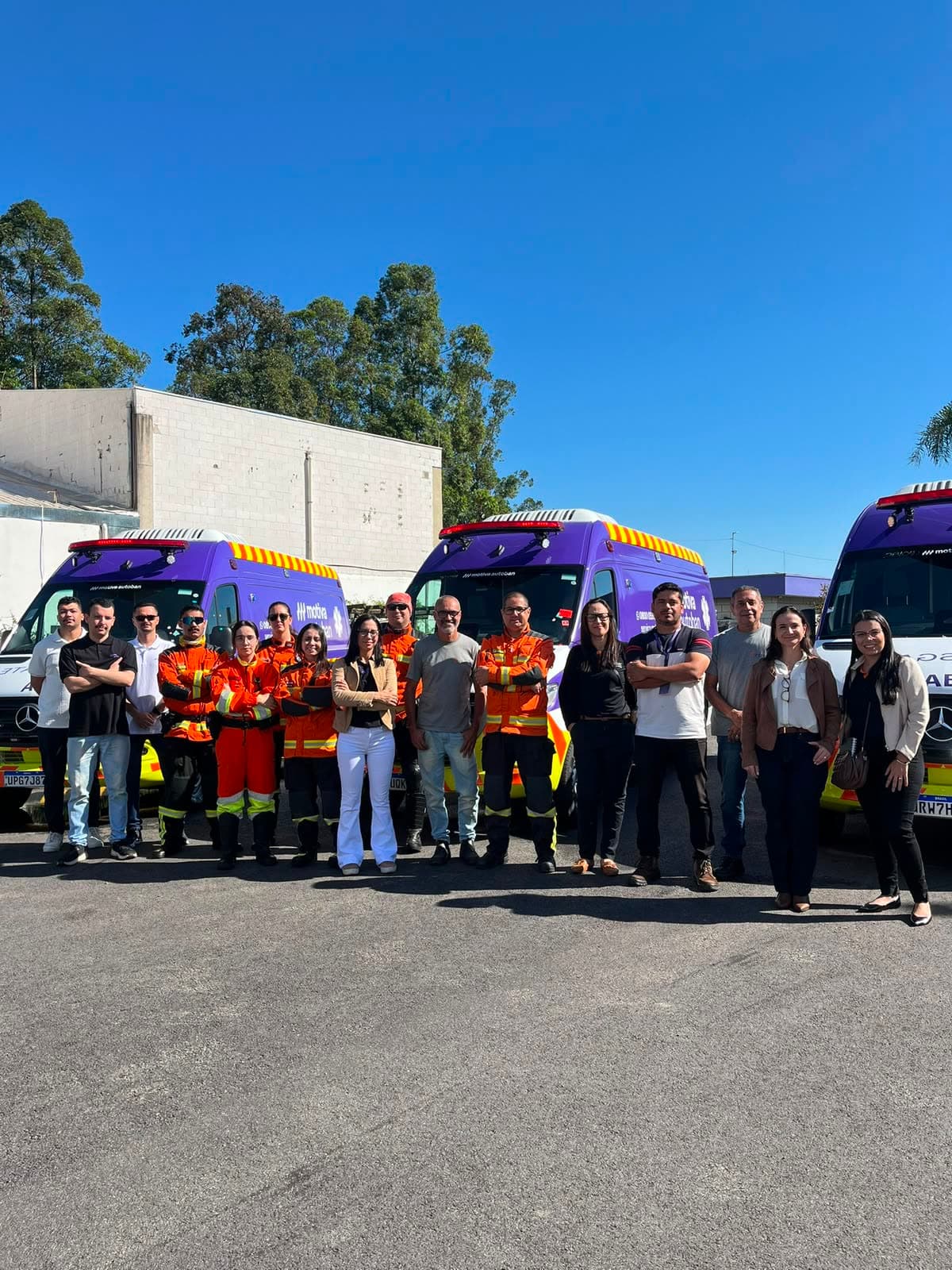 Equipe Rontec na entrega da frota de ambulâncias