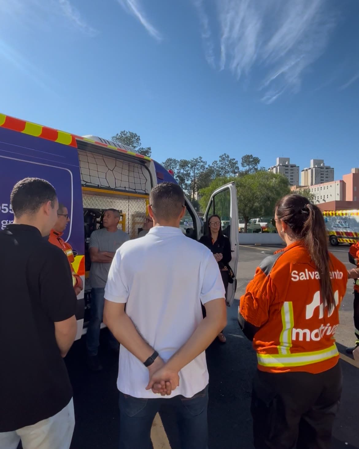 Treinamento de operação da ambulância com a equipe do cliente